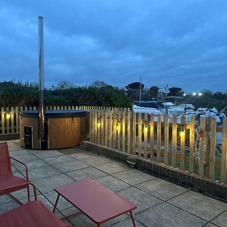 Hot Tub With A View - Christchurch Harbour Exterior foto