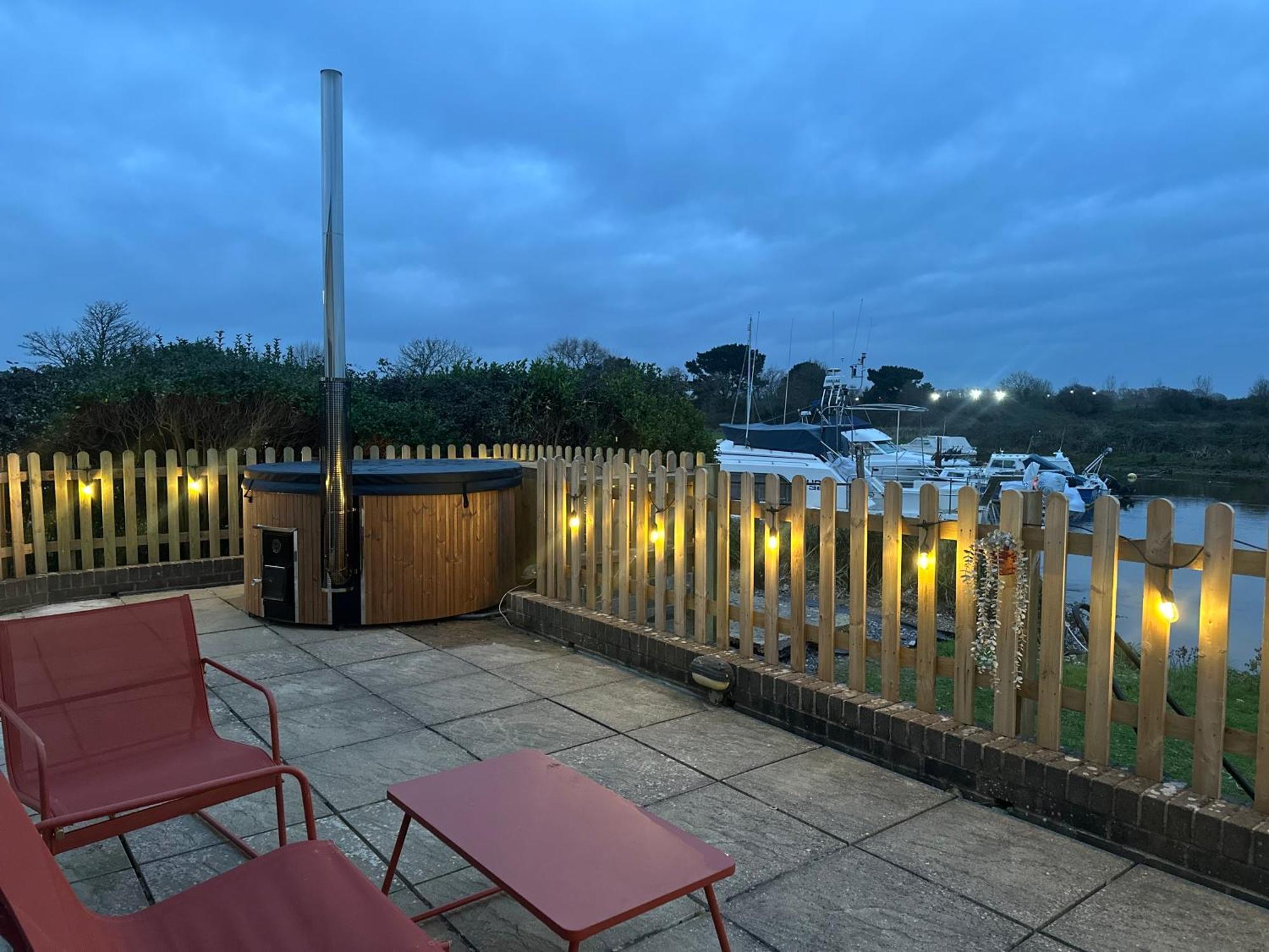 Hot Tub With A View - Christchurch Harbour Exterior foto