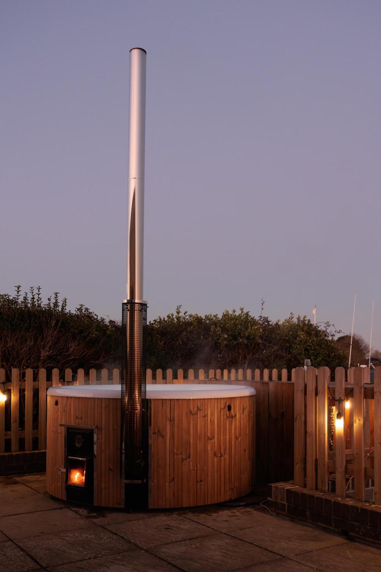 Hot Tub With A View - Christchurch Harbour Exterior foto