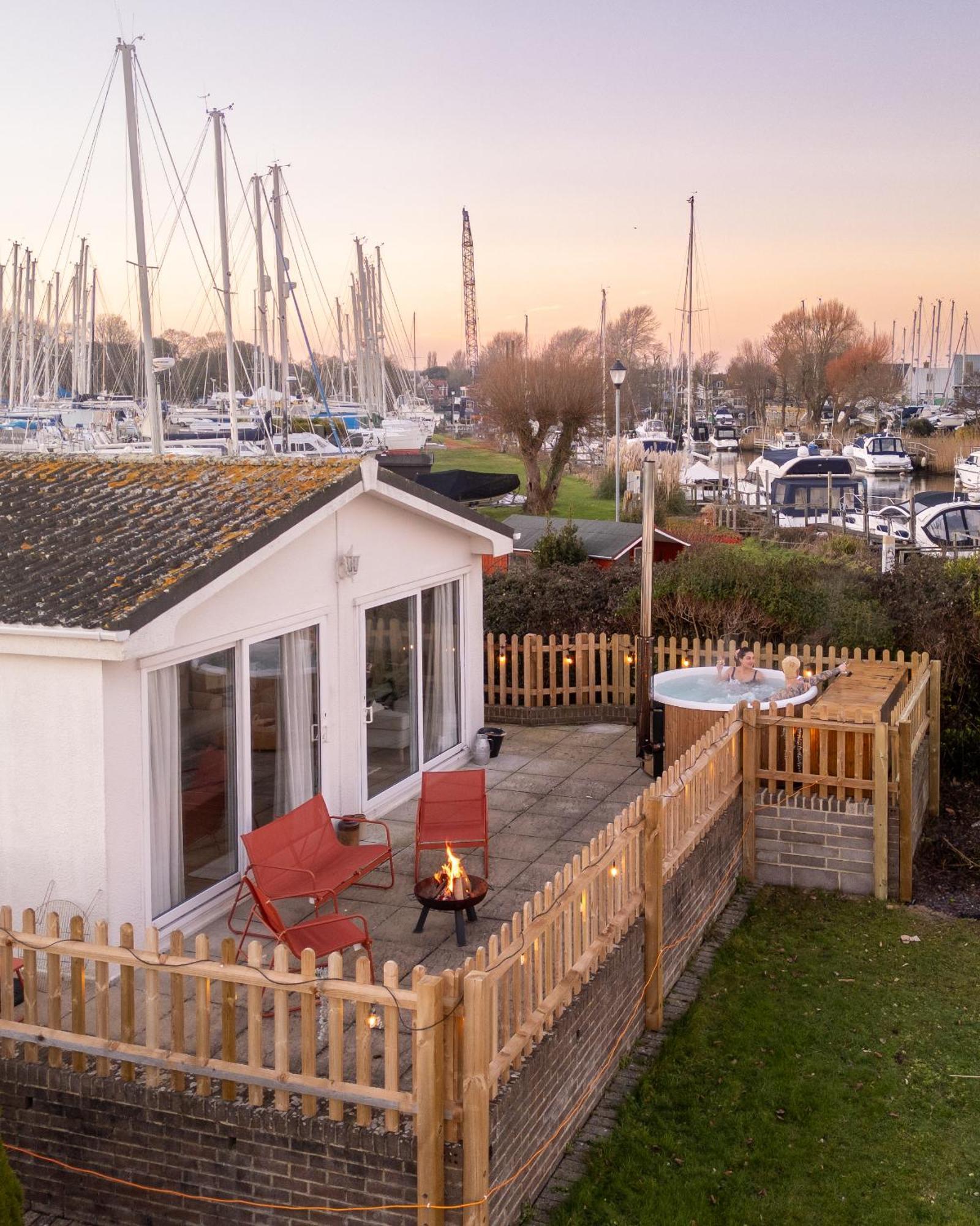 Hot Tub With A View - Christchurch Harbour Exterior foto